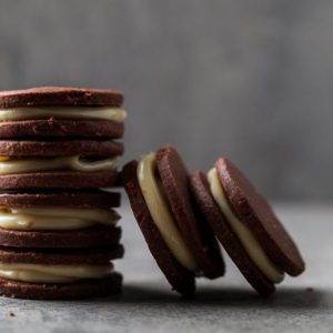 Cocoa sandwich biscuits filled with white chocolate ginger cream