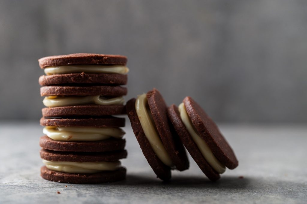 Cocoa sandwich biscuits filled with white chocolate ginger cream