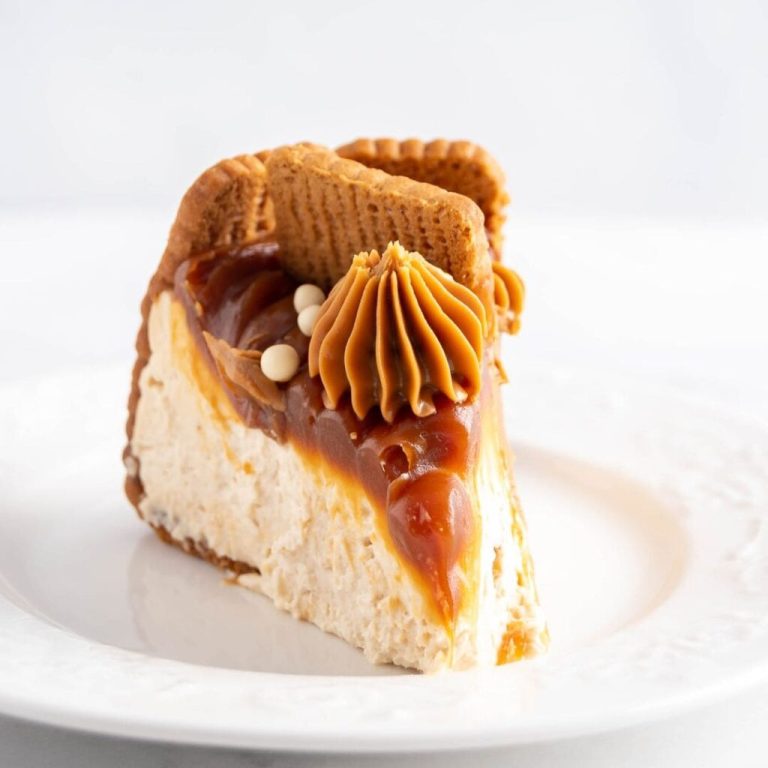Slice of no-bake Biscoff cheesecake with Speculoos caramel